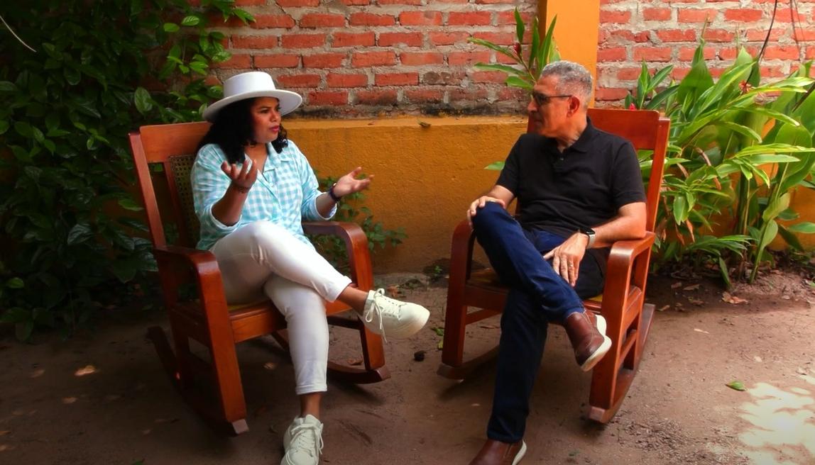 Imera Mejía en animado diálogo con el periodista Jorge Cura