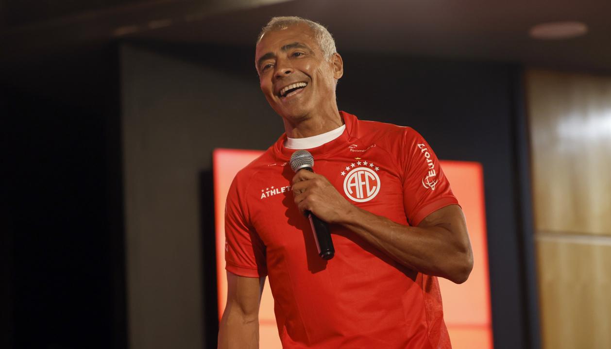 Romario con la camiseta del América de Río de Janeiro, club en el que juega y es presidente. 