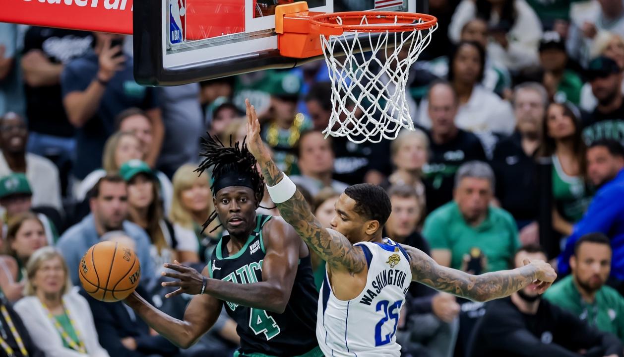 P.J. Washington, de los Mavericks, intenta bloquear a Jrue Holiday, de los Celtics.