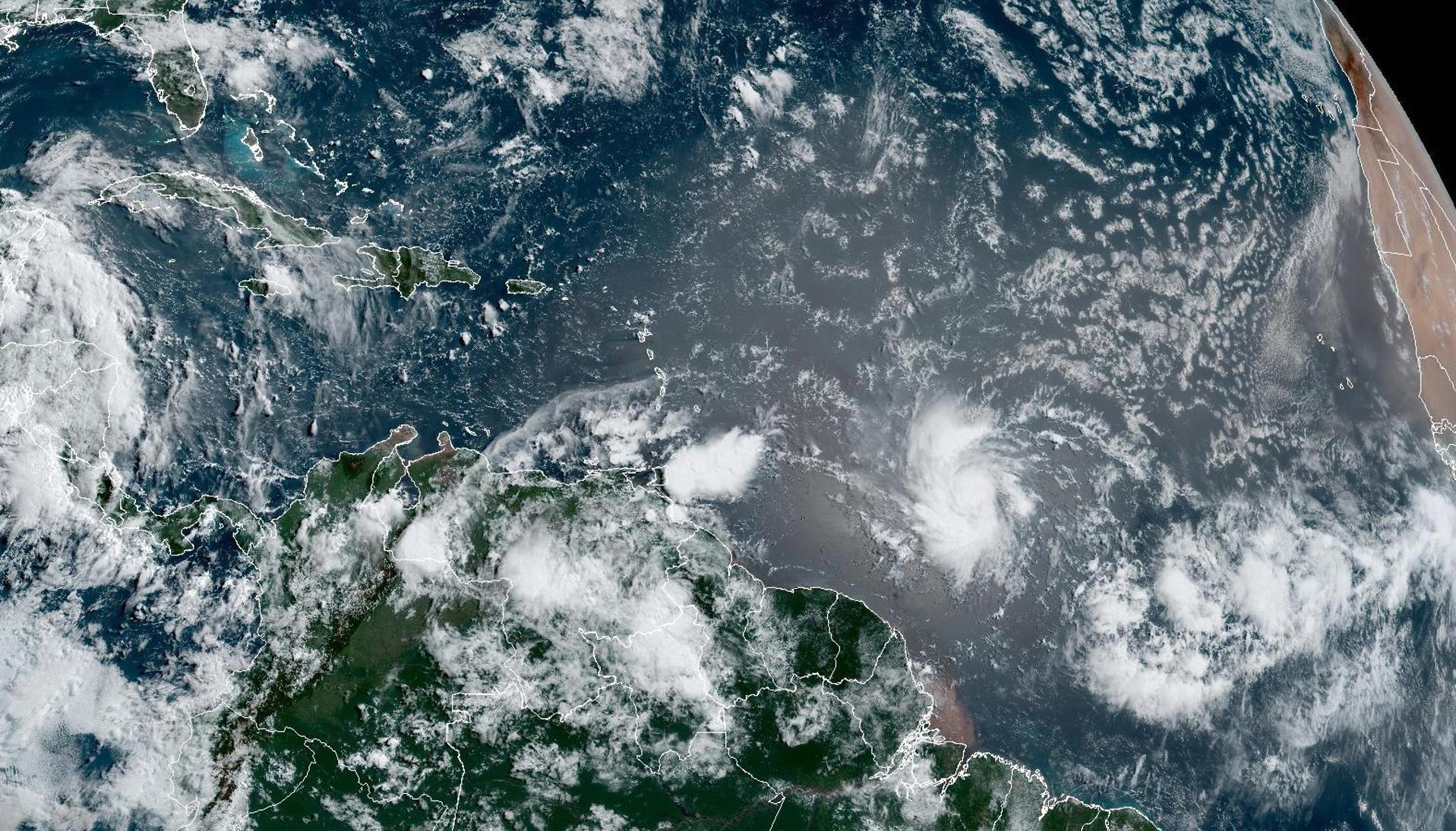 Fotografía satelital de huracán Beryl.