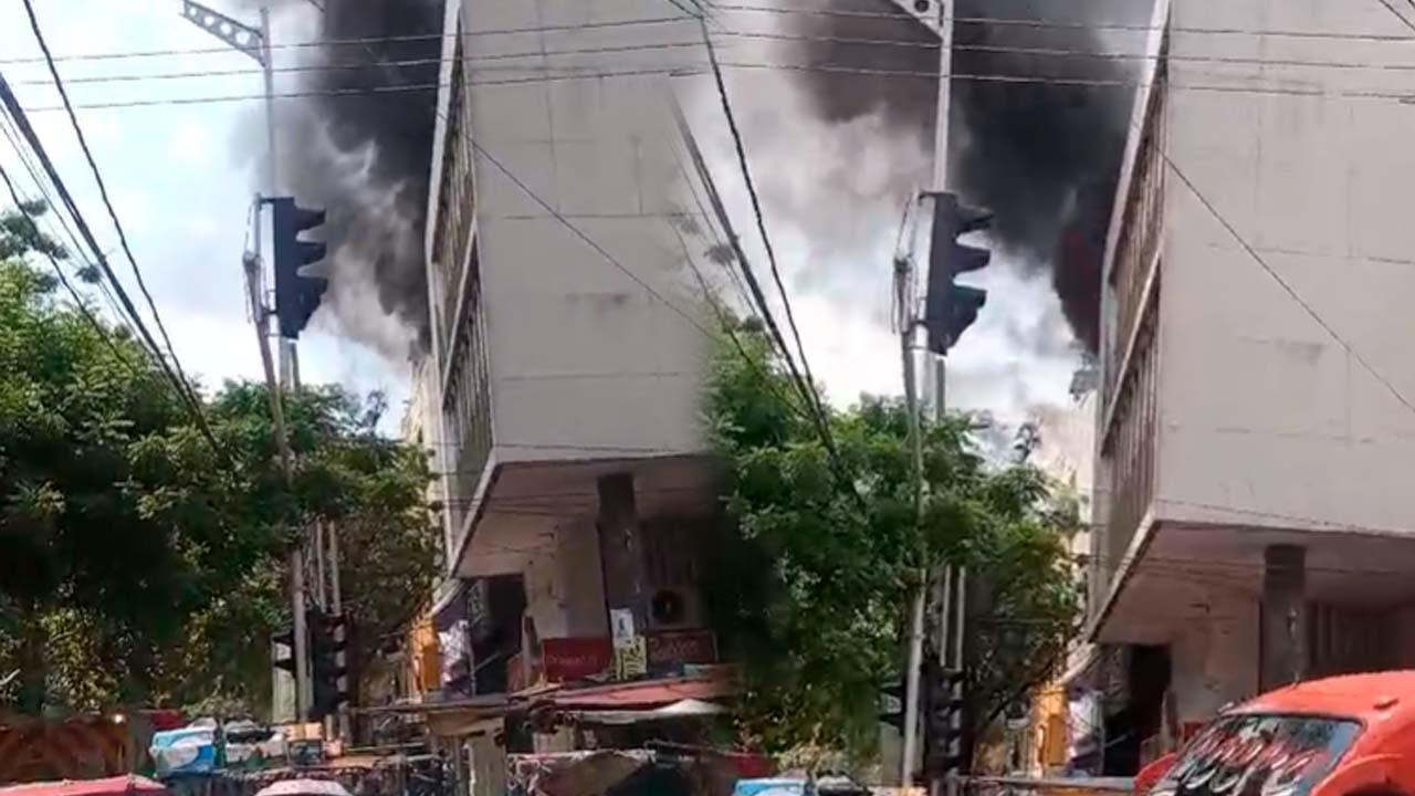 La conflagración se registró frente al edificio de la Alcaldía de Barranquilla. 