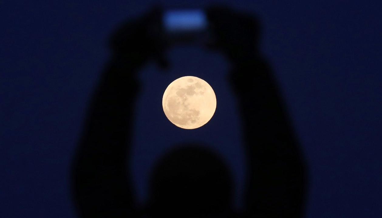 Foto de la luna tomada en Pekín, China.