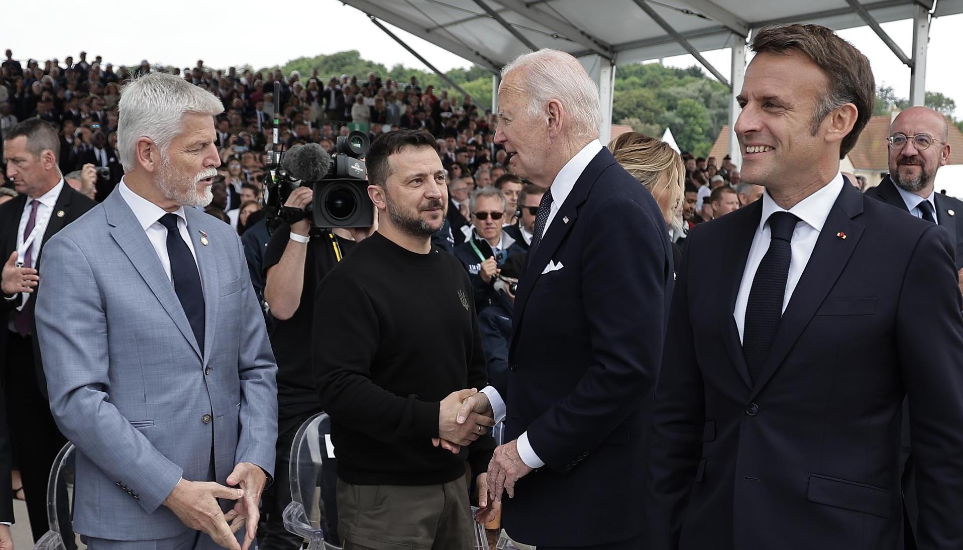 Los presidentes de Ucrania, Volodímir Zelenski; Estados Unidos, Joe Biden, y Francia, Emmanuel Macron, en la ceremonia. 