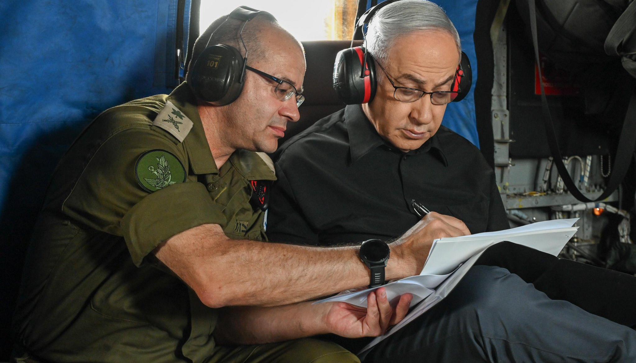 Benjamín Netanyahu (derecha).