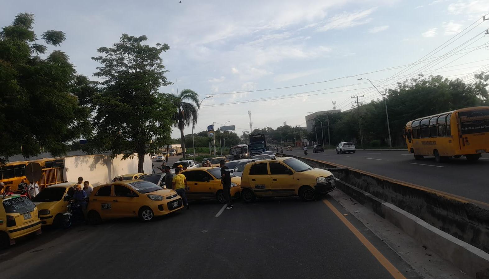 El bloqueo de los taxistas a la altura de Transmecar, en la vía Oriental.