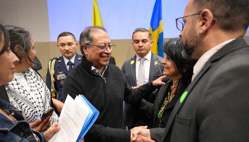 El presidente Petro saluda a algunos de los asistentes al foro Foro Paz y Reconciliación cumplido en Suecia