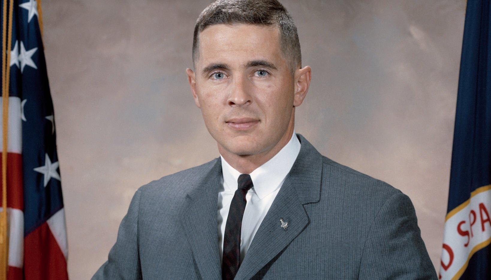 William Anders tripuló el Apolo 8. 