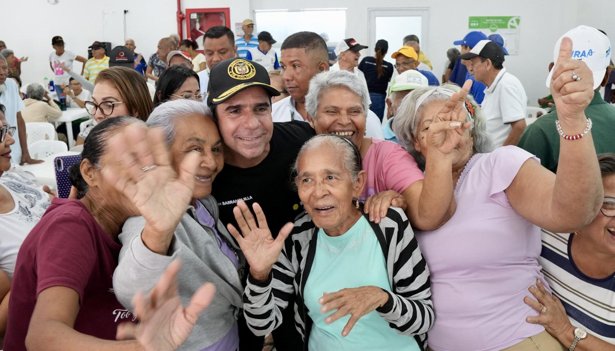 El alcalde Alejandro Char posa con abuelos del centro de vida del barrio El Santuario