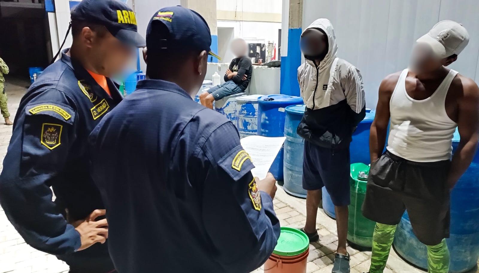 La Armada en la verificación de las identidades de los 32 migrantes rescatados de alta mar