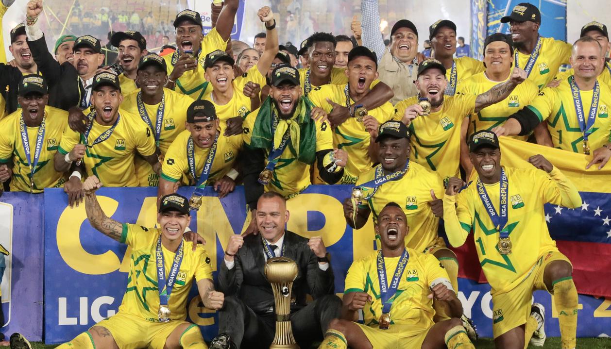 Los jugadores del Bucaramanga y el técnico Rafael Dudamel tras re ibir el trofeo de campeón del fútbol colombiano.