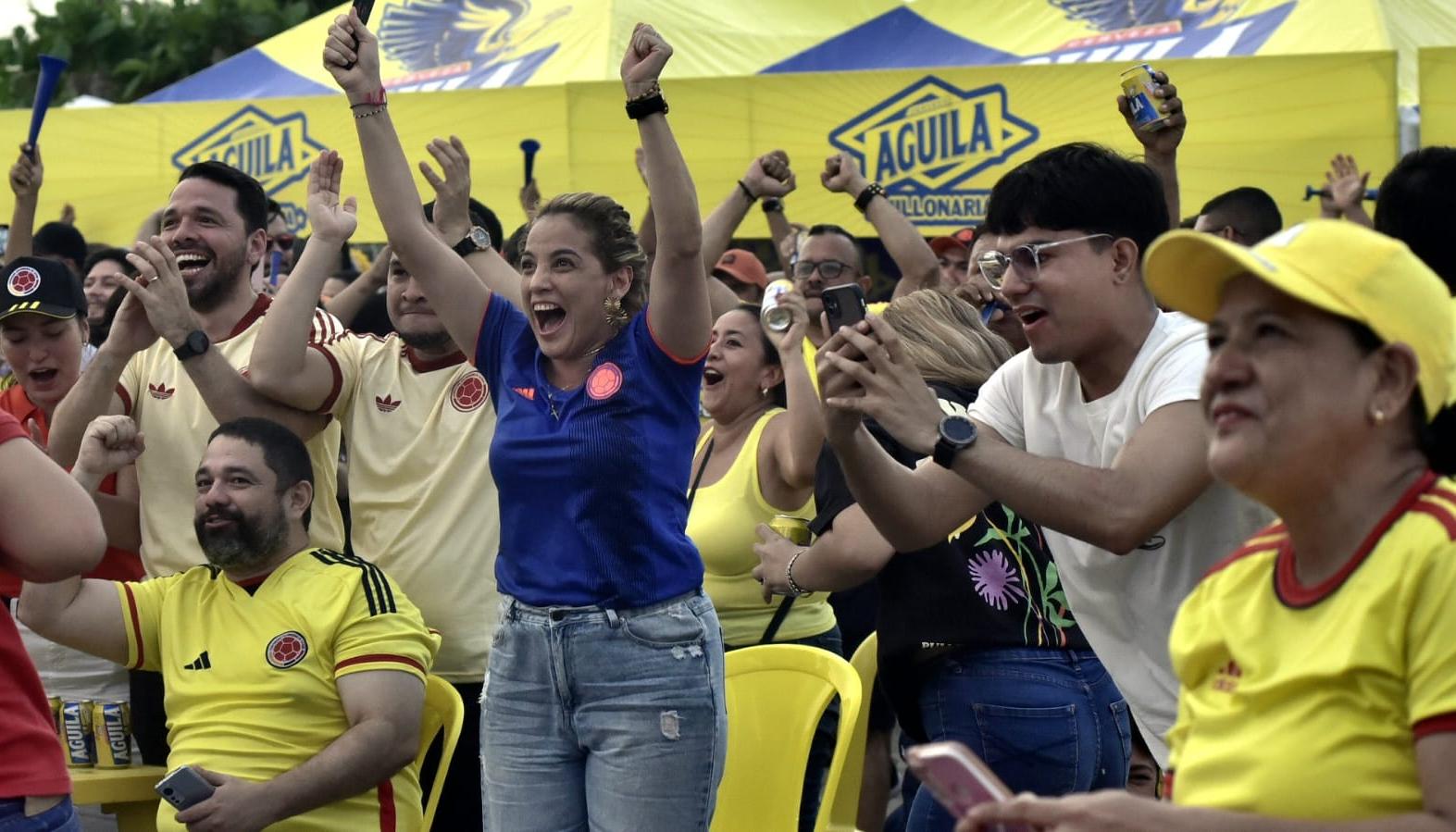 ¡Qué alegría! gritaban los aficionados tras la victoria 3-0 de Colombia ante Costa Rica