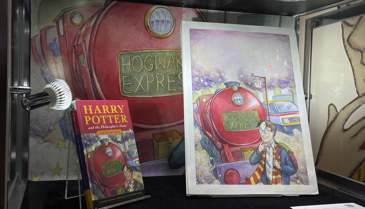 Libro y acuarela original de 'Harry Potter y la piedra filosofal'.