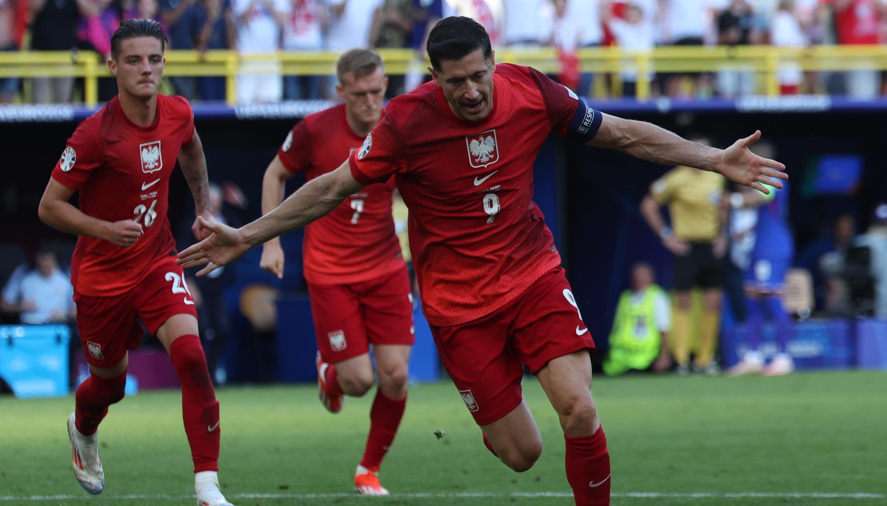 Robert Lewandowski celebra tras marcar, de penalti, el gol del empate ante Francia.