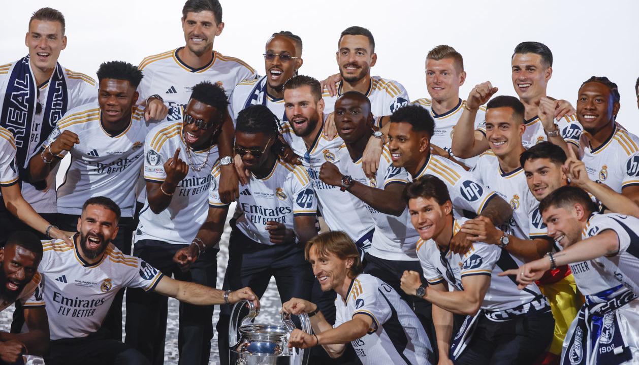 Los jugadores del Real Madrid on el trofeo de la Liga de Campeones.