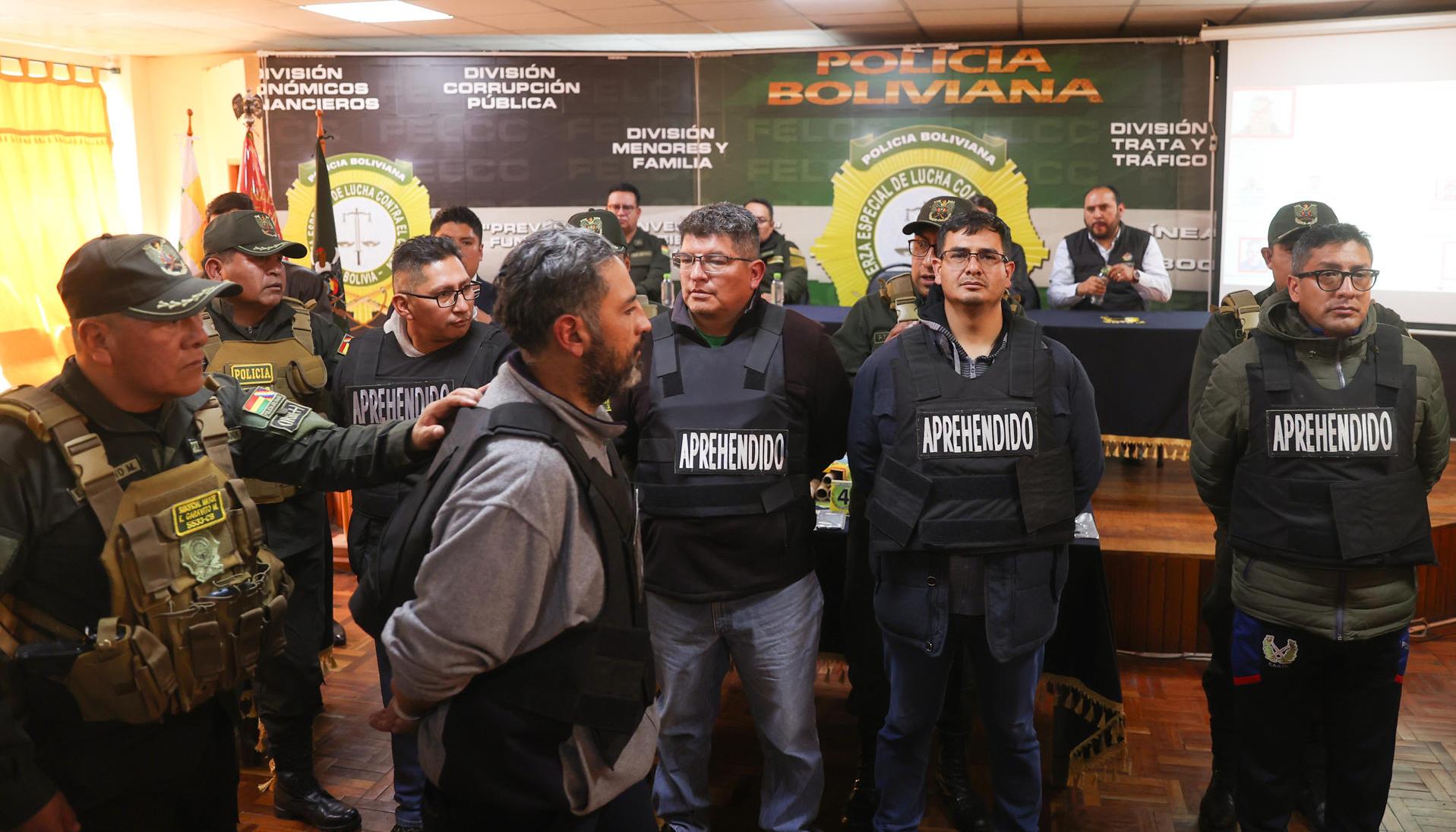 Varios policías escoltan a algunos de los militares capturados este jueves en Bolivia