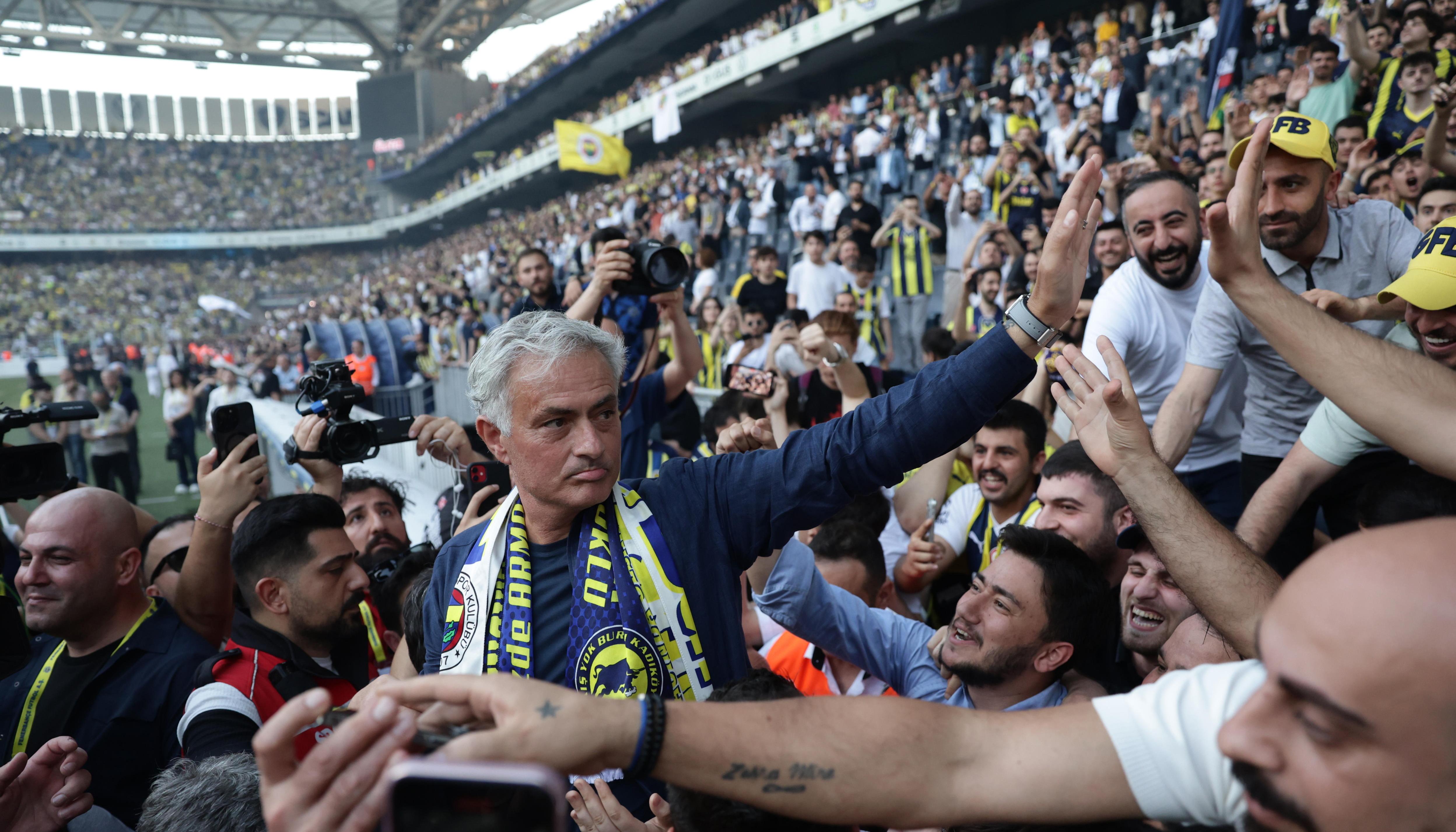 José Mourinho recibió la ovación de los seguidores del Fenerbahçe. 