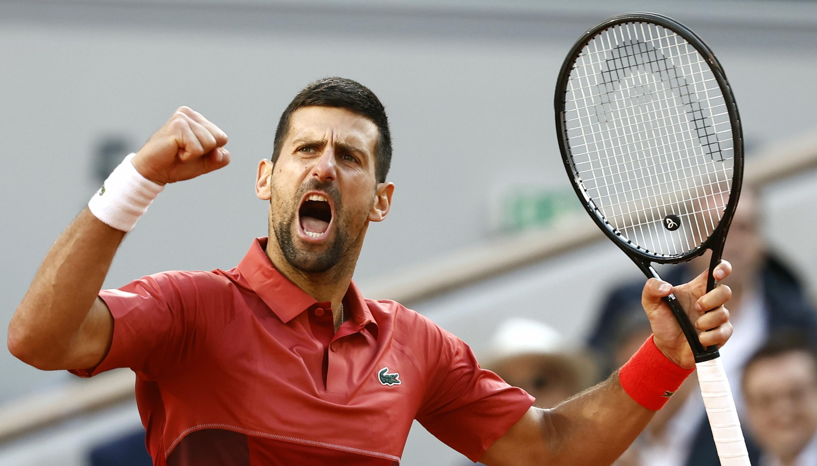Novak Djokovic festeja tras su triunfo sobre el argentino Francisco Cerúndolo.