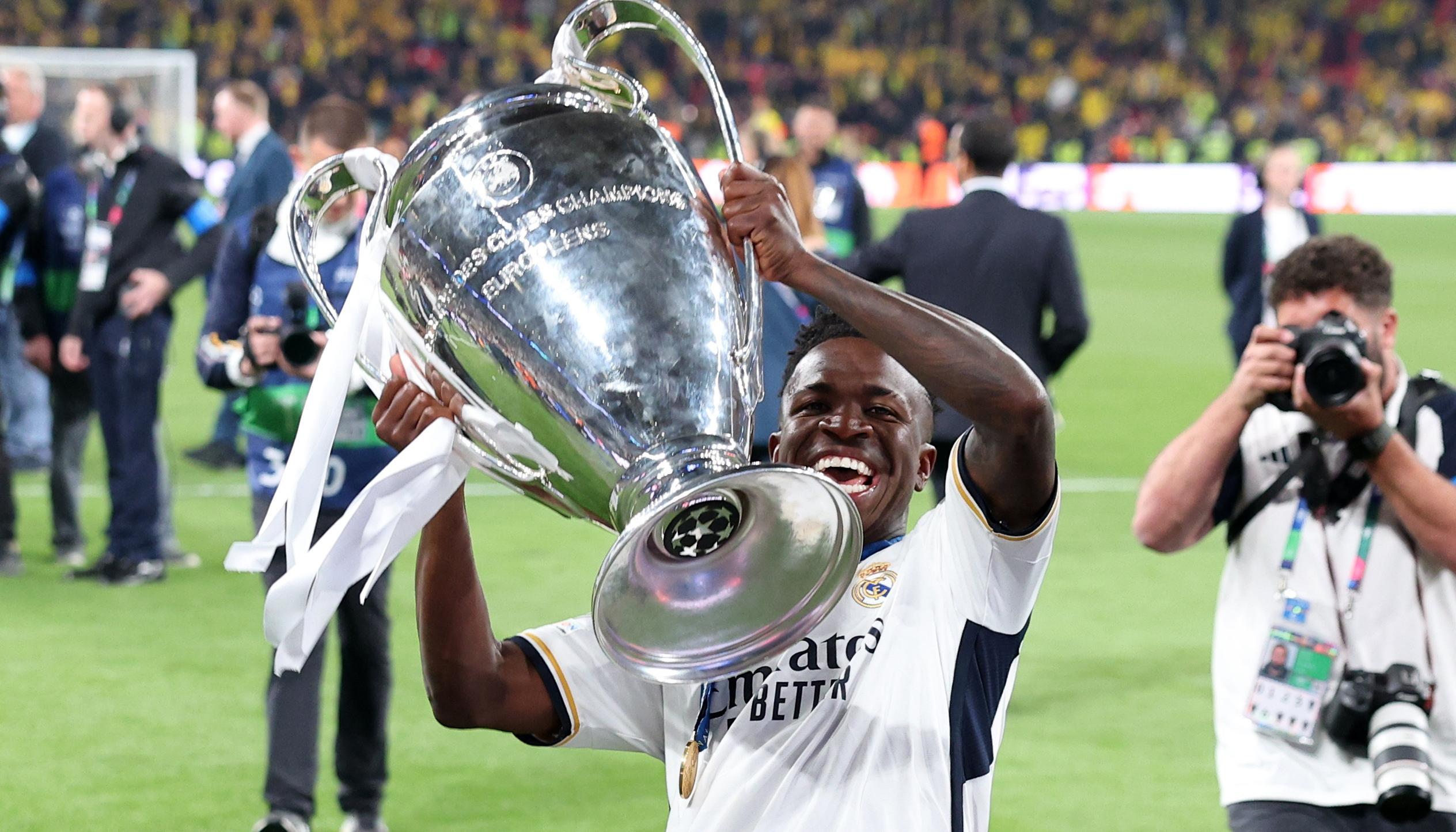 Vinicius Junior con el trofeo de la Liga de Campeones que ganó con el Real Madrid.