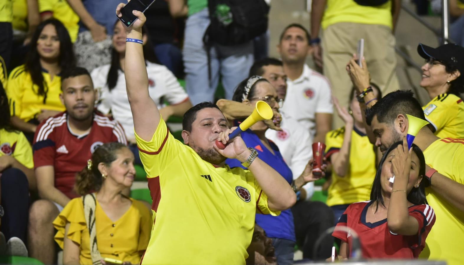 Aficionados celebrando el gol de Colombia. 