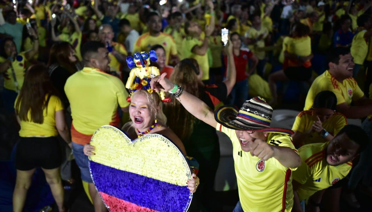 El ambiente futbolero por Colombia en la final de la Copa América aumentará las ventas en el comercio. 