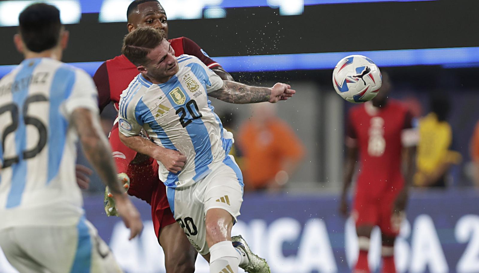 Selección Argentina en duelo ante Canadá. 