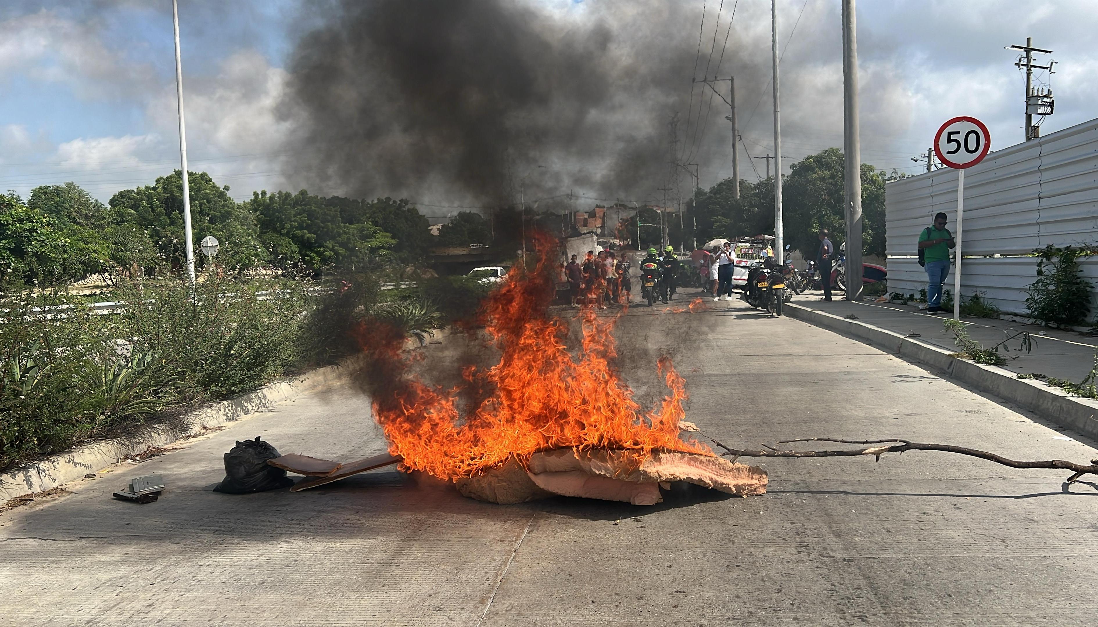 La comunidad quema llantas en le Avenida El Platanal. 