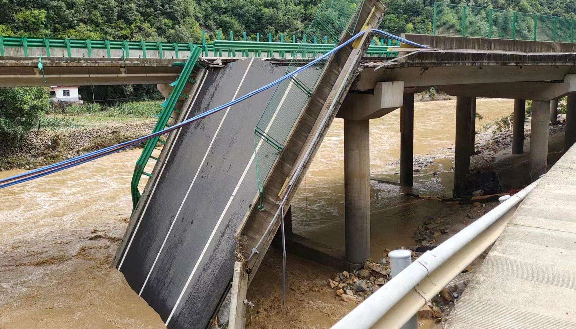 Caída del puente en el centro de China. 