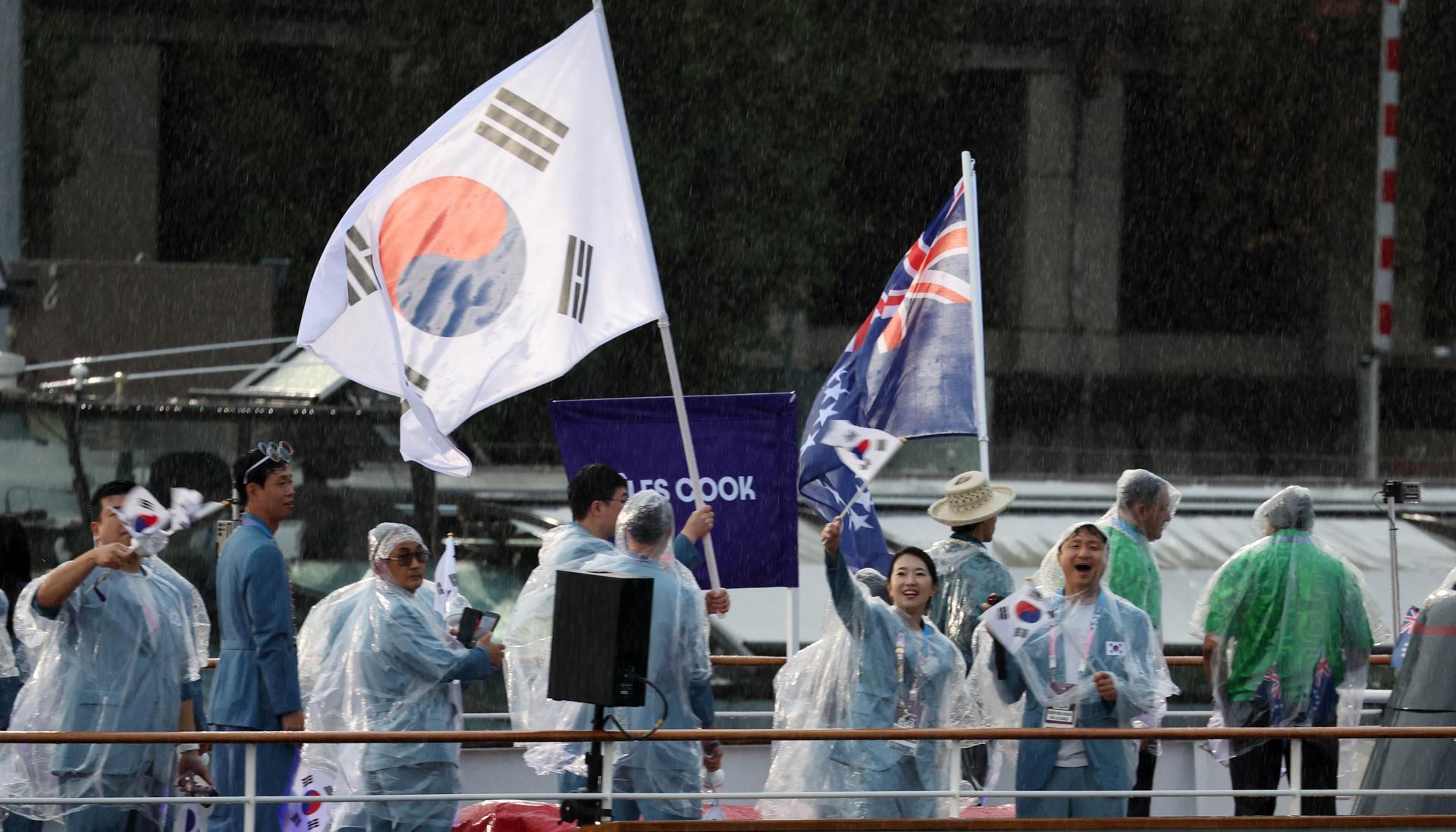 Bandera surcoreana en la inauguración olímpica.