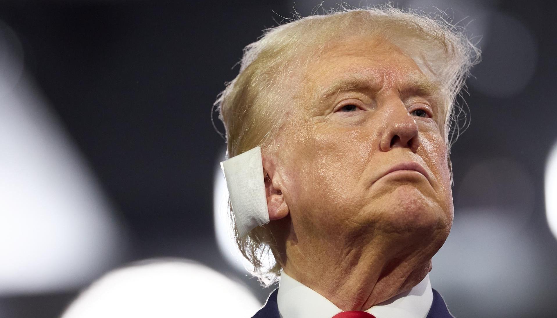 Donald Trump con su oreja derecha vendada. 