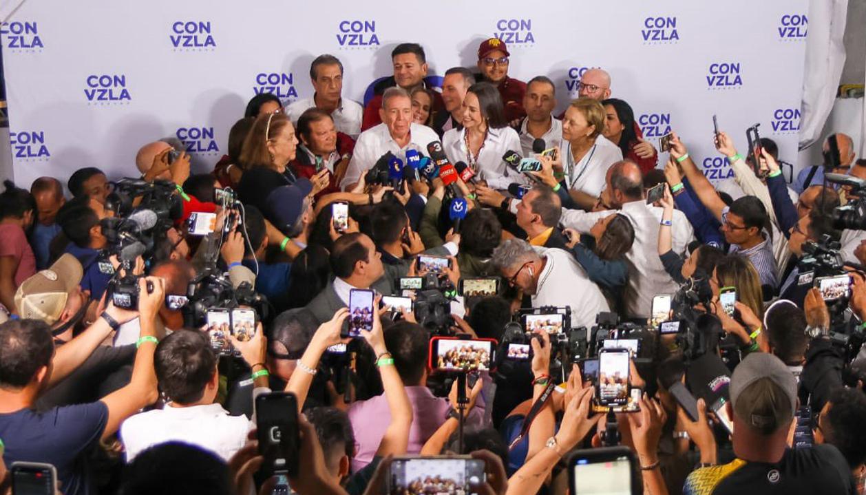 Edmundo González y María Corina Machado durante rueda de prensa.