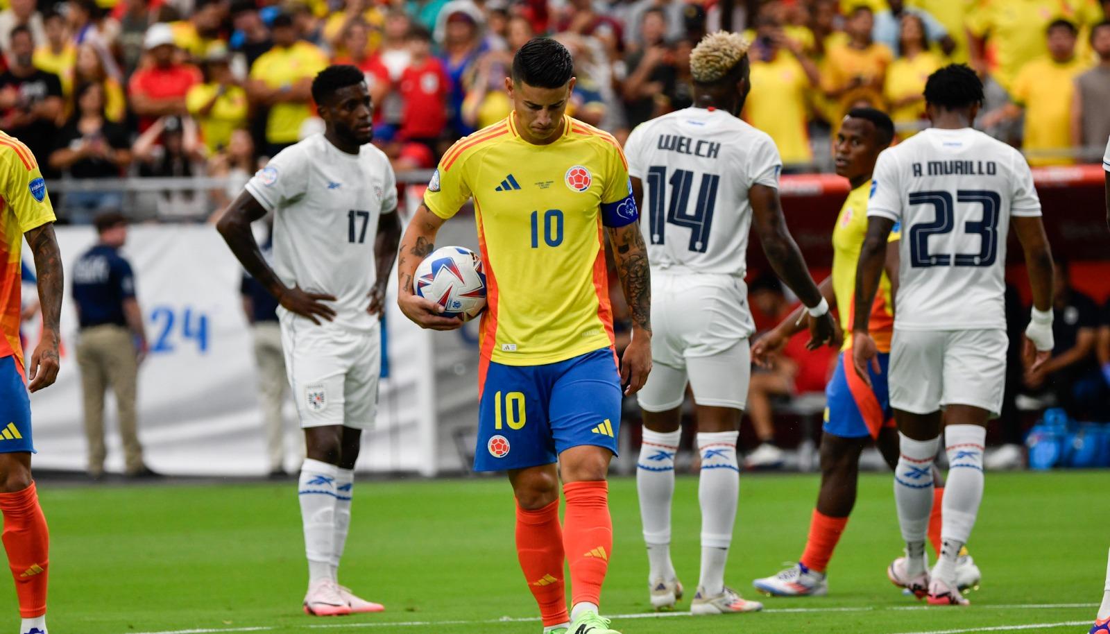 James Rodríguez con la pelota en su poder antes de cobrar el penalti ante Panamá. 
