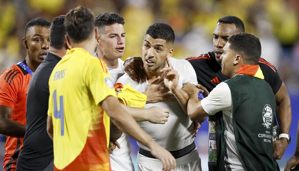 Luis Suárez se trenzó en una discusión con los jugadores colombianos después del partido.