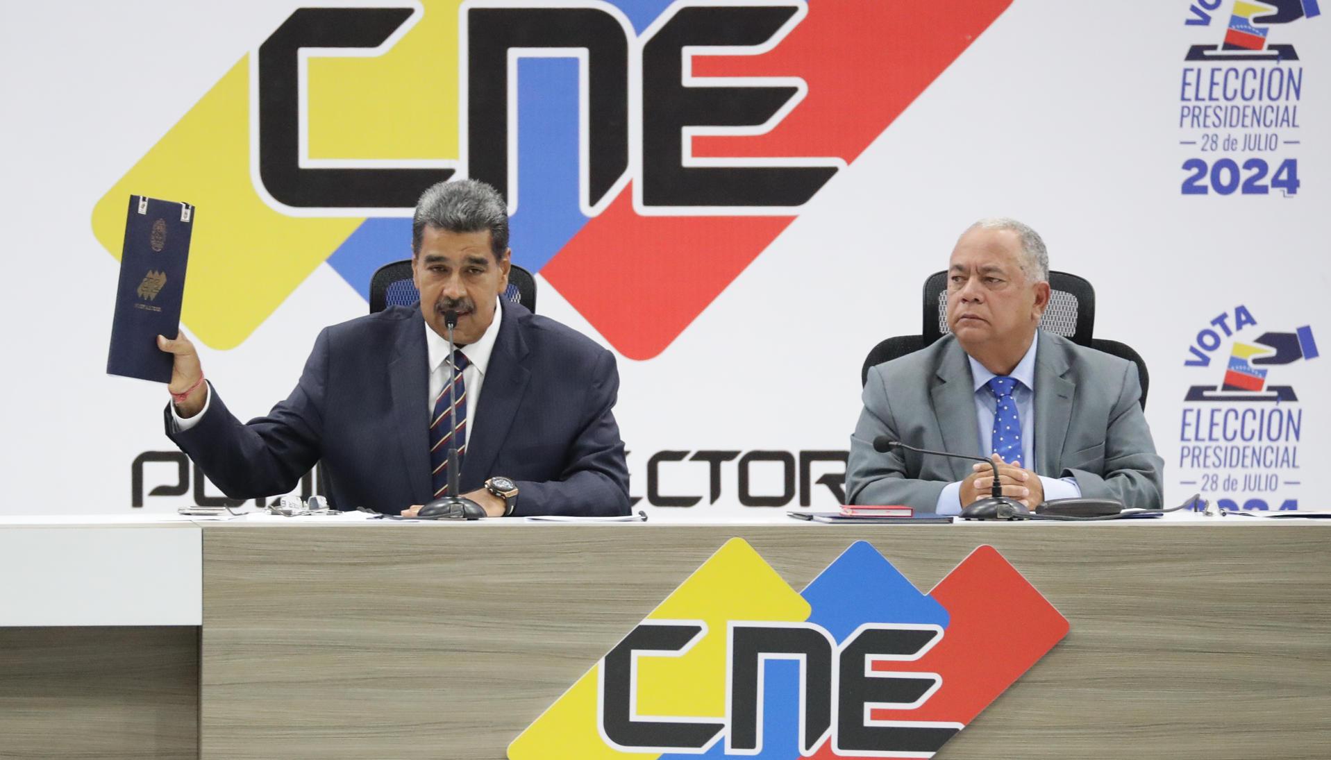 El Presidente de Venezuela, Nicolás Maduro, habla junto al presidente de Consejo Nacional Electoral (CNE), Elvis Amoroso.