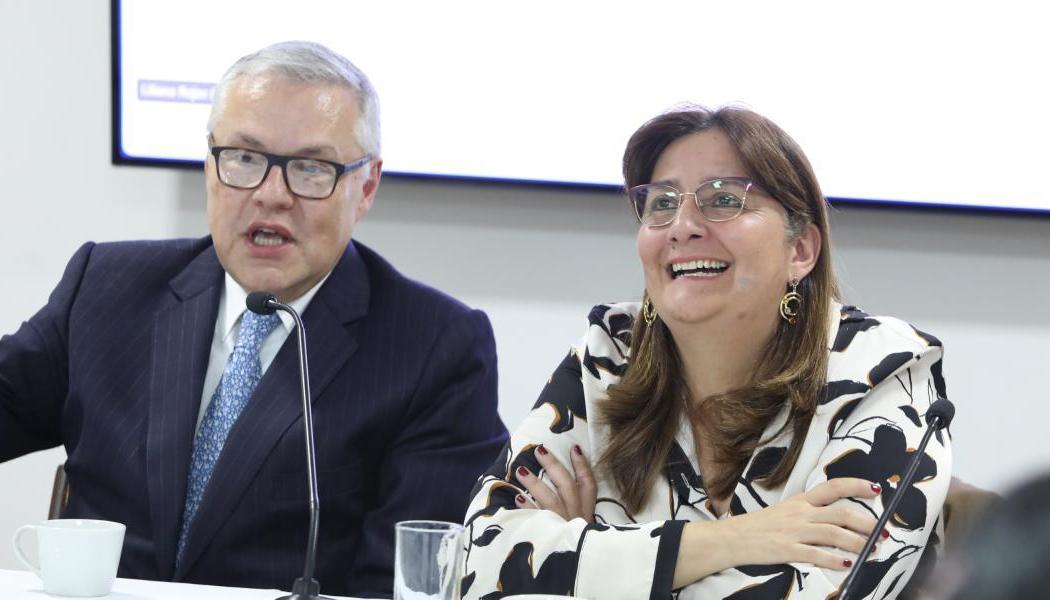 El saliente ministro de Justicia, Néstor Osuna y su sucesora Ángela María Buitrago.