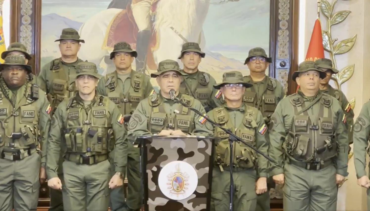 Vladimir Padrino junto a varios militares durante su pronunciamiento. 