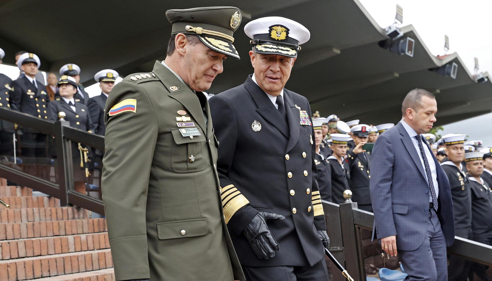 El nuevo comandante de las Fuerzas Militares, almirante Francisco Cubides y el director general de la Policía, William René Salamanca. 