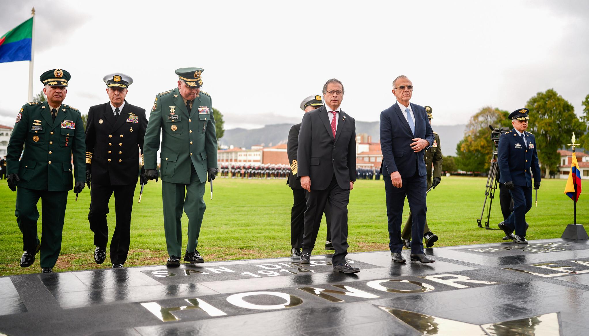 Petro junto al ministro de Defensa, Iván Velásquez, y la cúpula de la Fuerza Pública.
