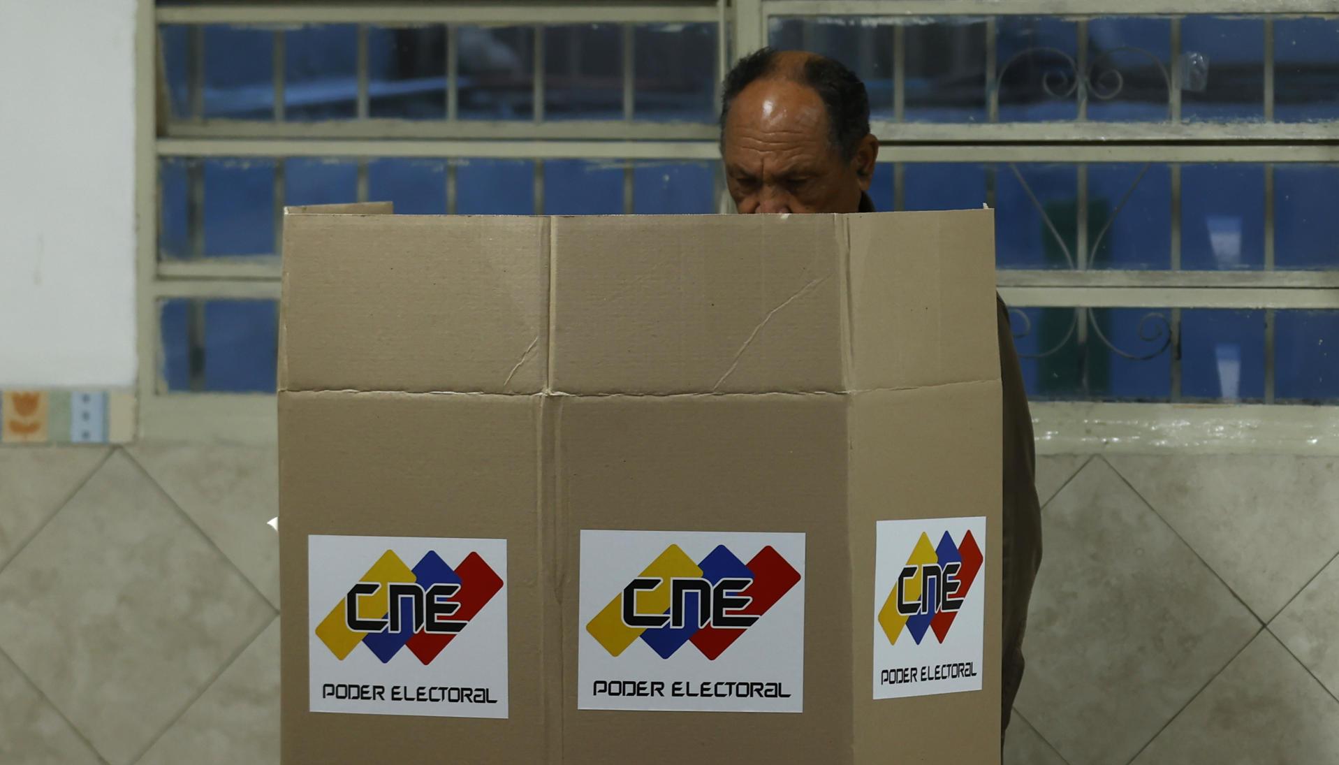 Un puesto de votación ya abierto este domingo en Venezuela. 