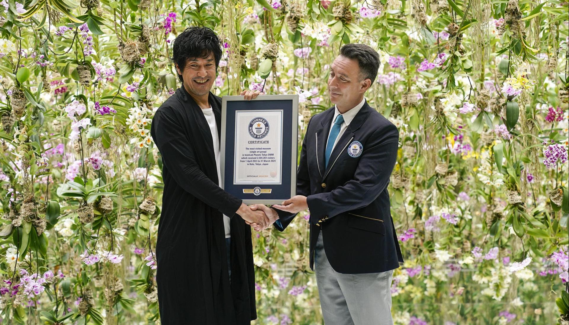 Toshiyuki Inoko, fundador de teamLab, recibiendo el reconocimiento.