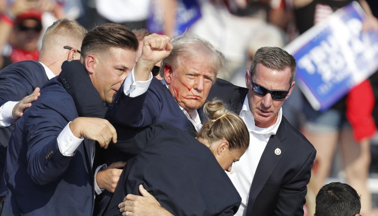 La imagen de Donald Trump tras el ataque.