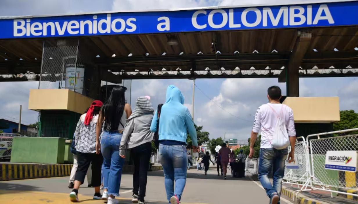 Venezolanos en la frontera con Colombia. 