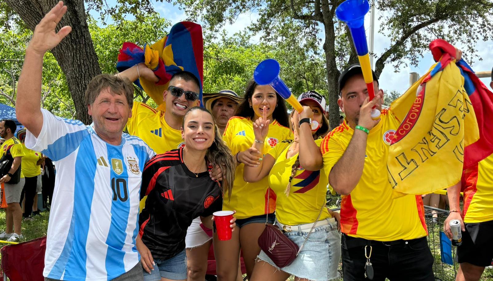 Aficionados de Colombia y Argentina unidos en torno a la fiesta del fútbol. 