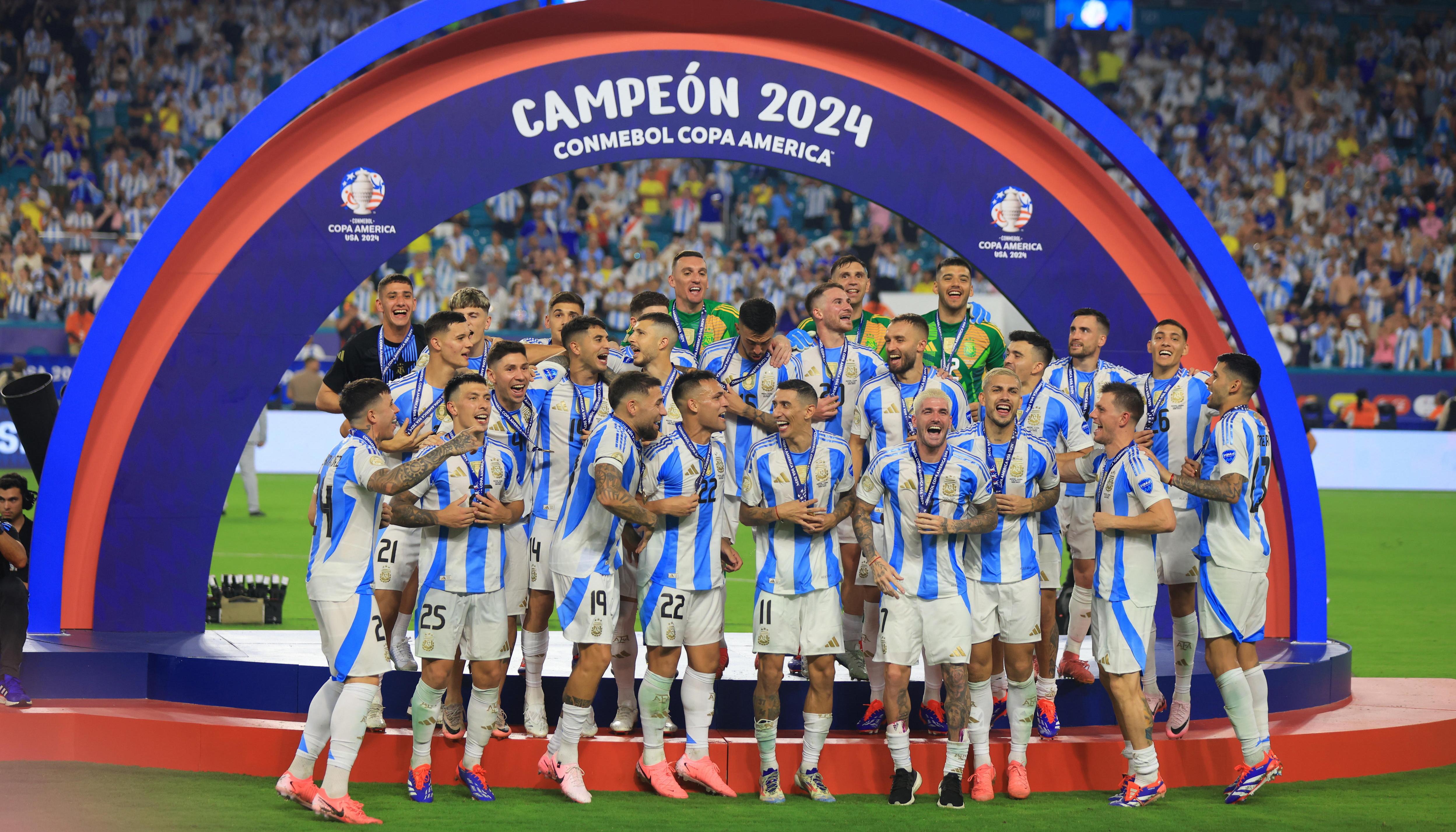 Selección Argentina tras conquistar el título de la Copa América al vencer en la final a Colombia. 