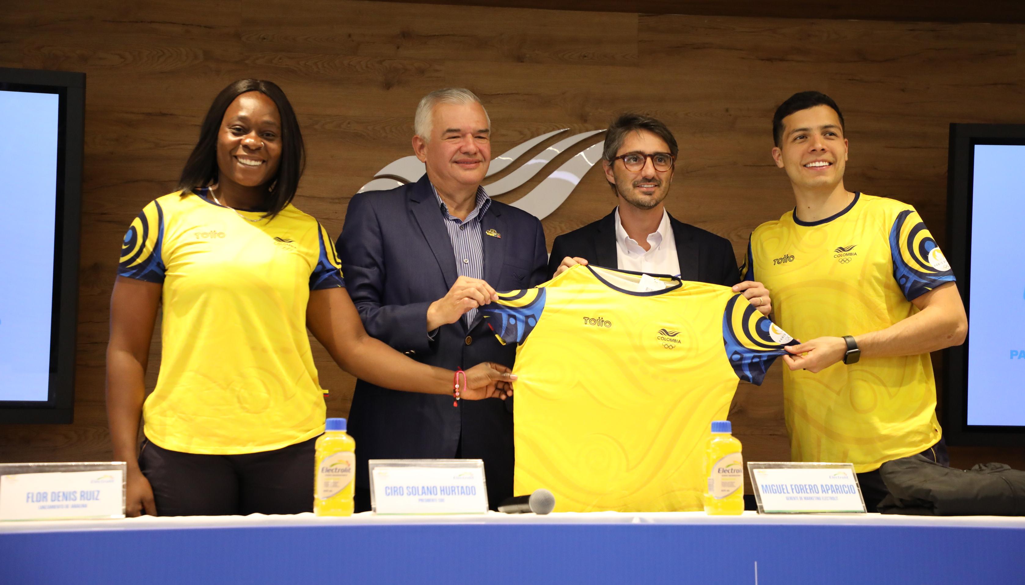 Ciro Solano, presidente del COC, con los deportistas Flor Denis Ruiz y Diego Arboleda.