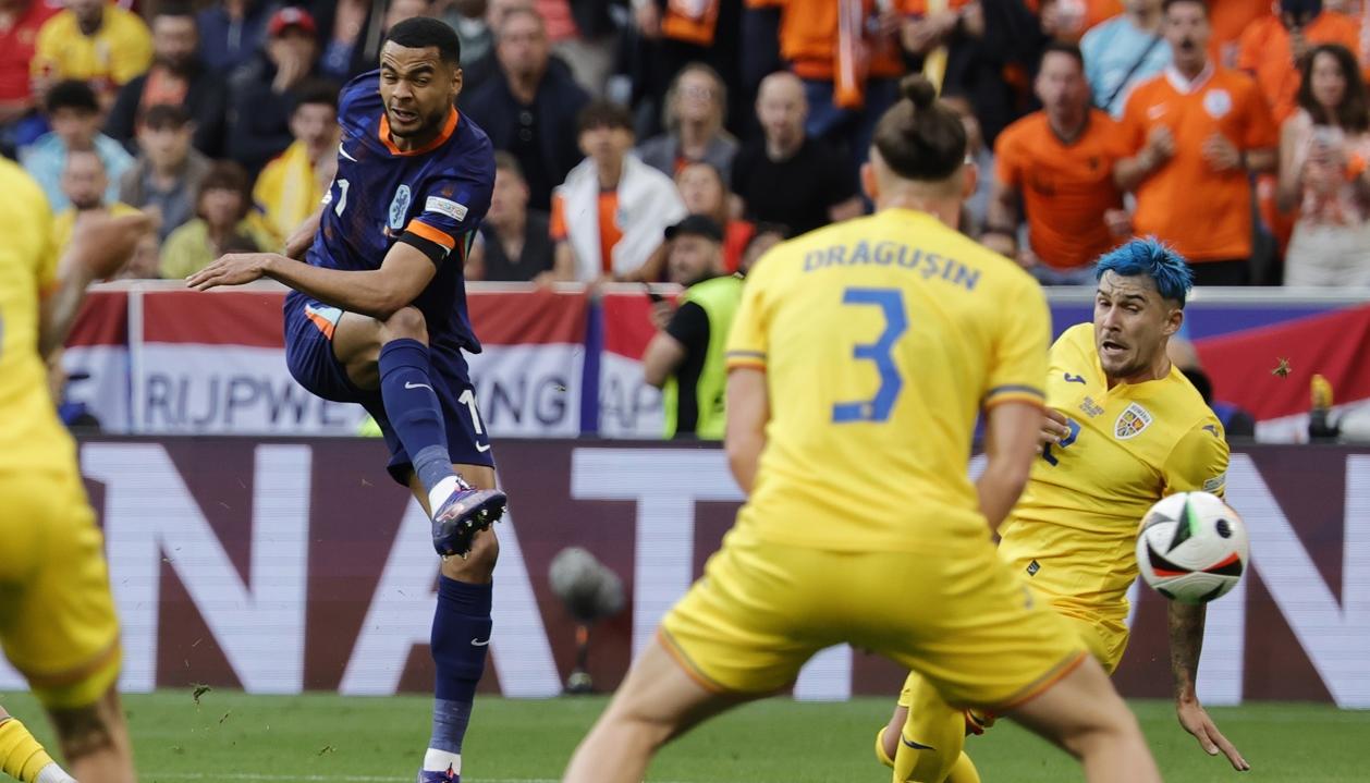 El remate de Cody Gakpo para el primer gol de Países Bajos ante Rumania.