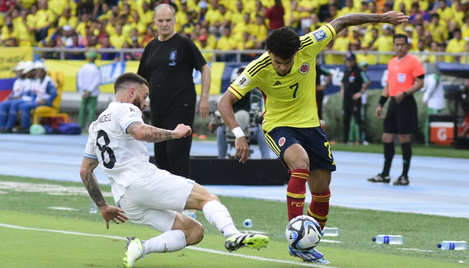 Luis Díaz contra Nahitan Nández, en el último juego entre Colombia y Brasil. 
