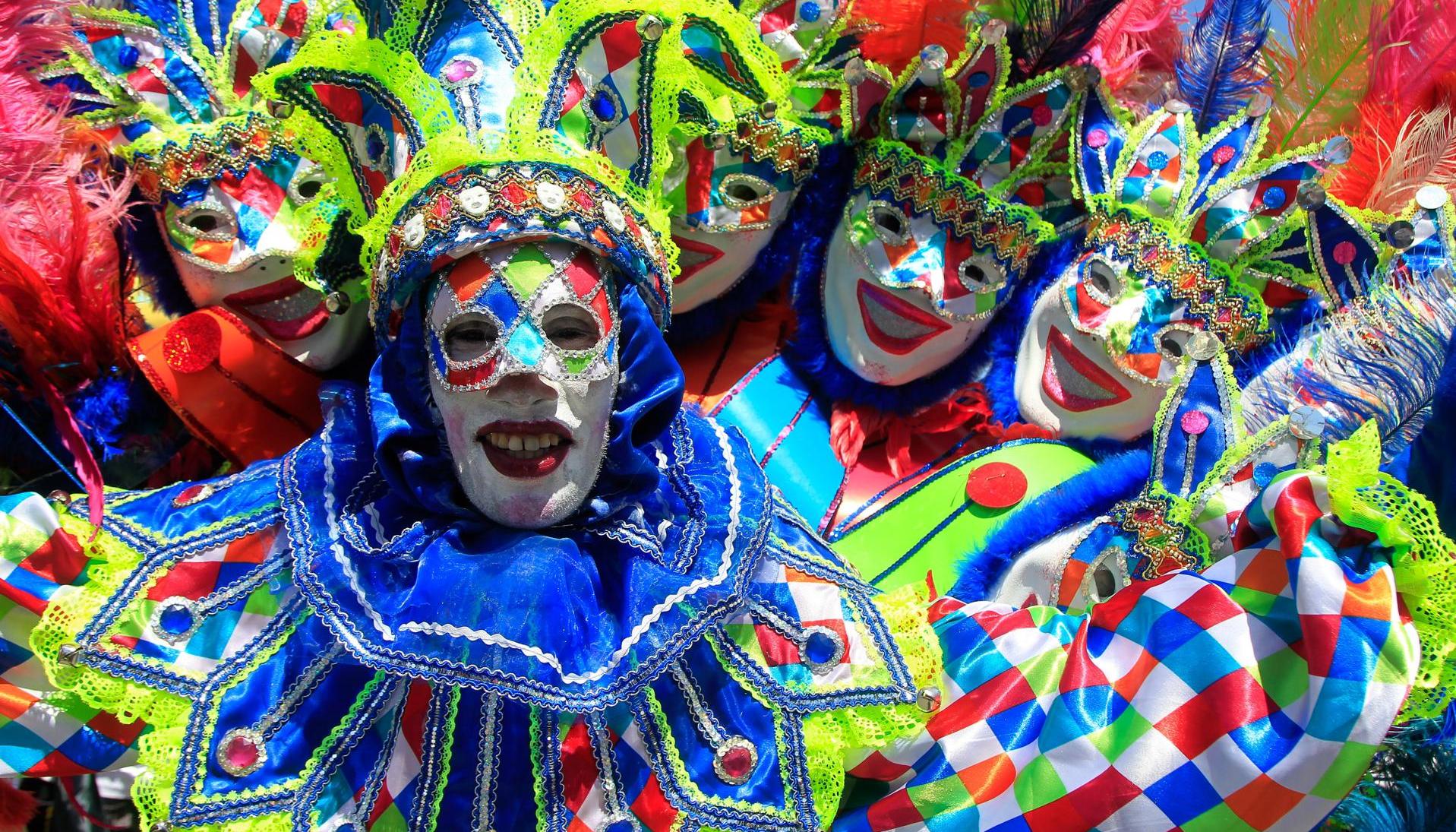 Miembros de una comparsa en la Batalla de Flores, el primer desfile del Carnaval de Barranquilla.