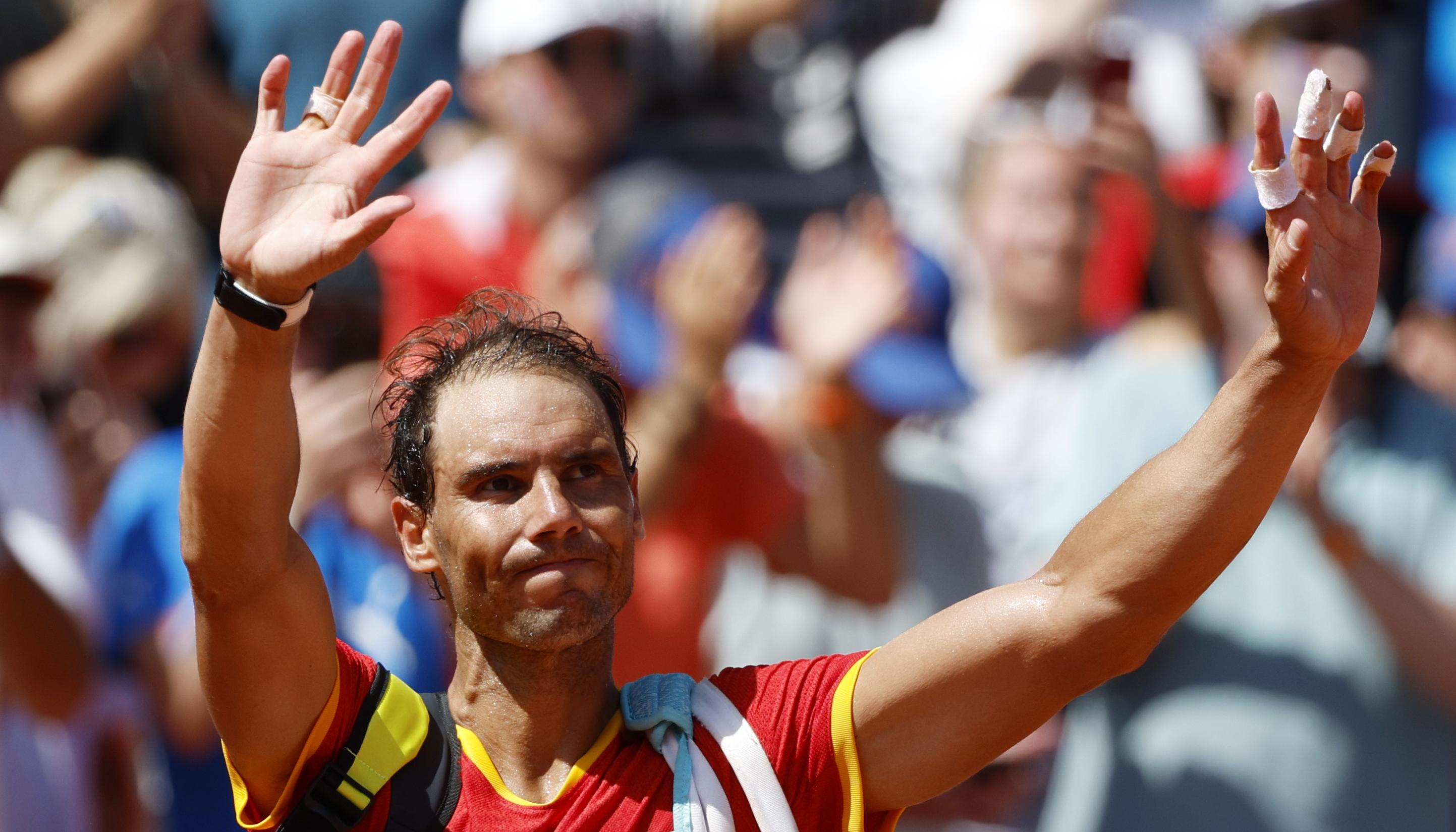 Rafael Nadal se despide tras su derrota ante Novak Djokovic. 