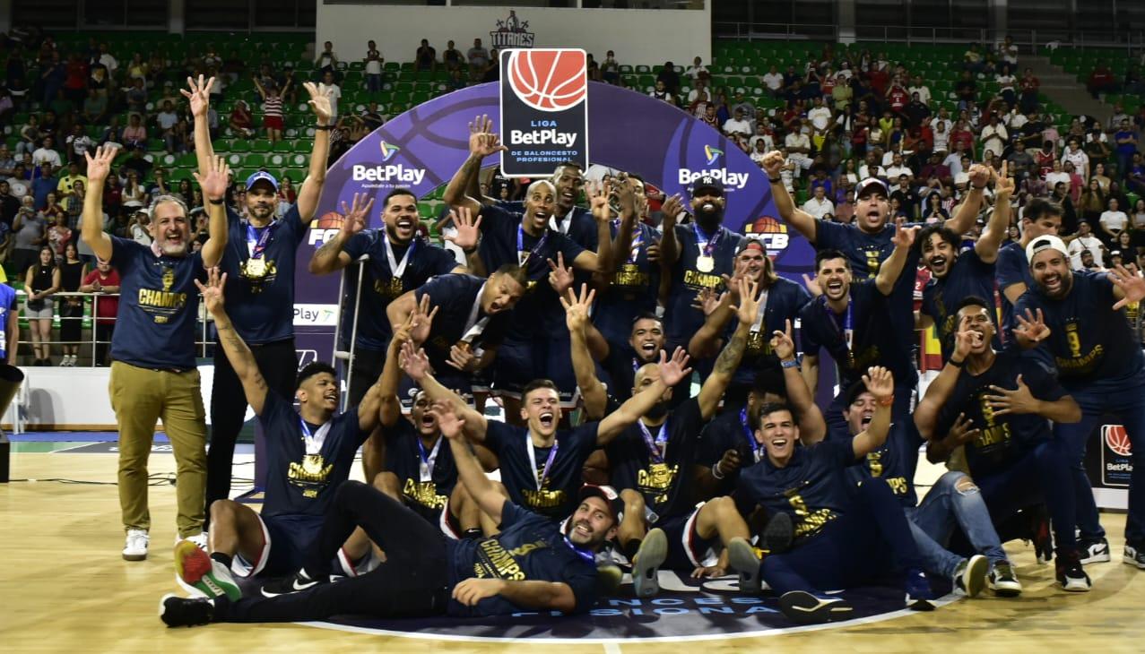Integrantes del quinteto Titanes de Barranquilla, campeón por novena del baloncesto profesional colombiano. 