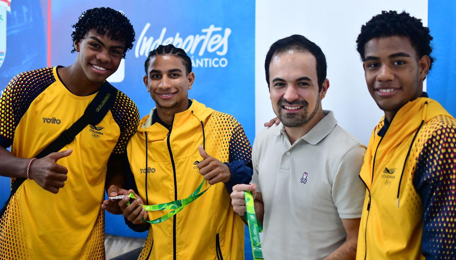 El director de Indeportes Atlántico, Iván Urquijo, con los boxeadores Leonard y Denzel Bermúdez.